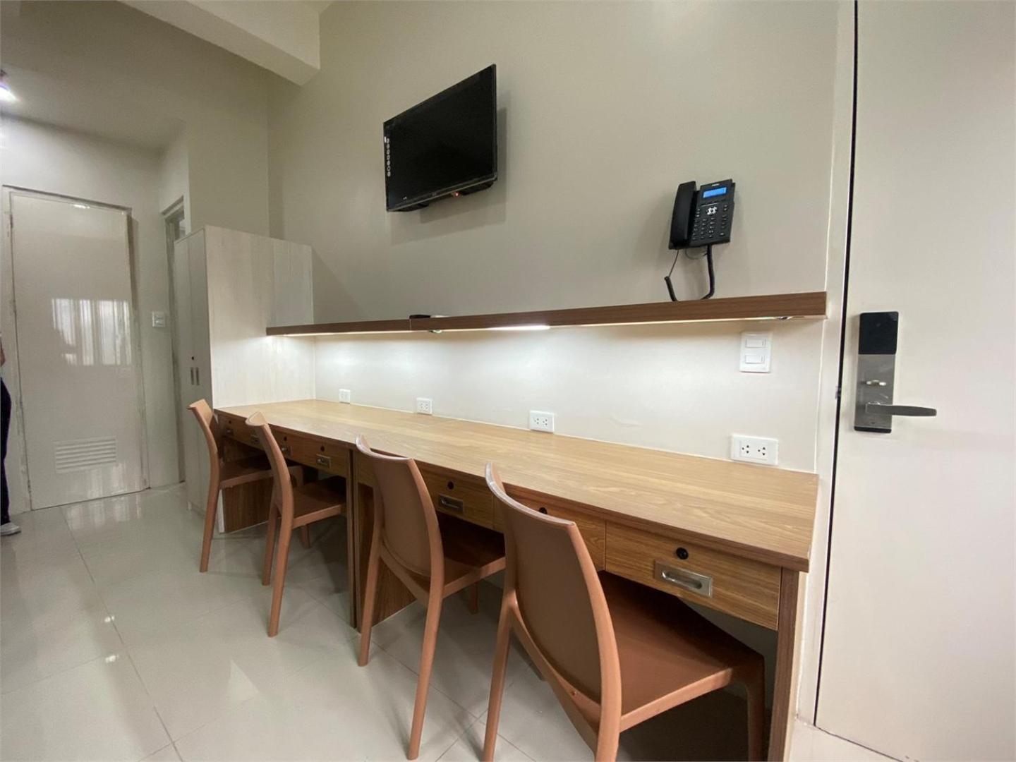 Uhome Lacson Aparthotel Manila