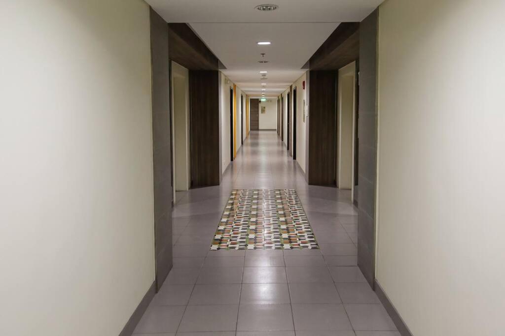 Ram's Crib At San Lorenzo's Place Apartment Manila