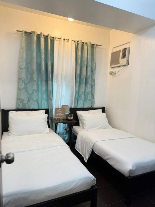 Ram's Crib At San Lorenzo's Place Apartment Manila