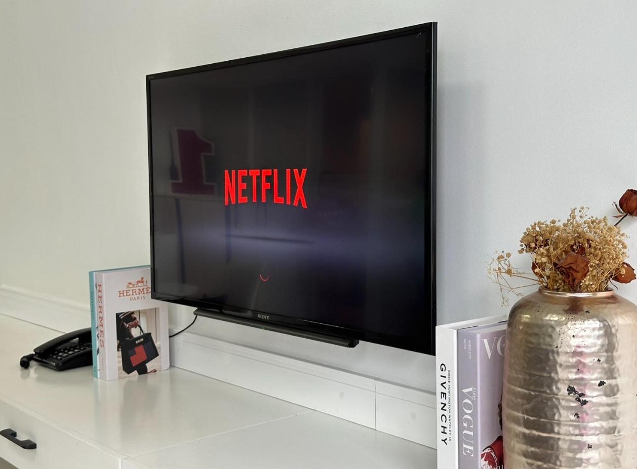 Suzi Bgc With Sauna, Gym, Netflix, Pool & High Speed Internet * Manila