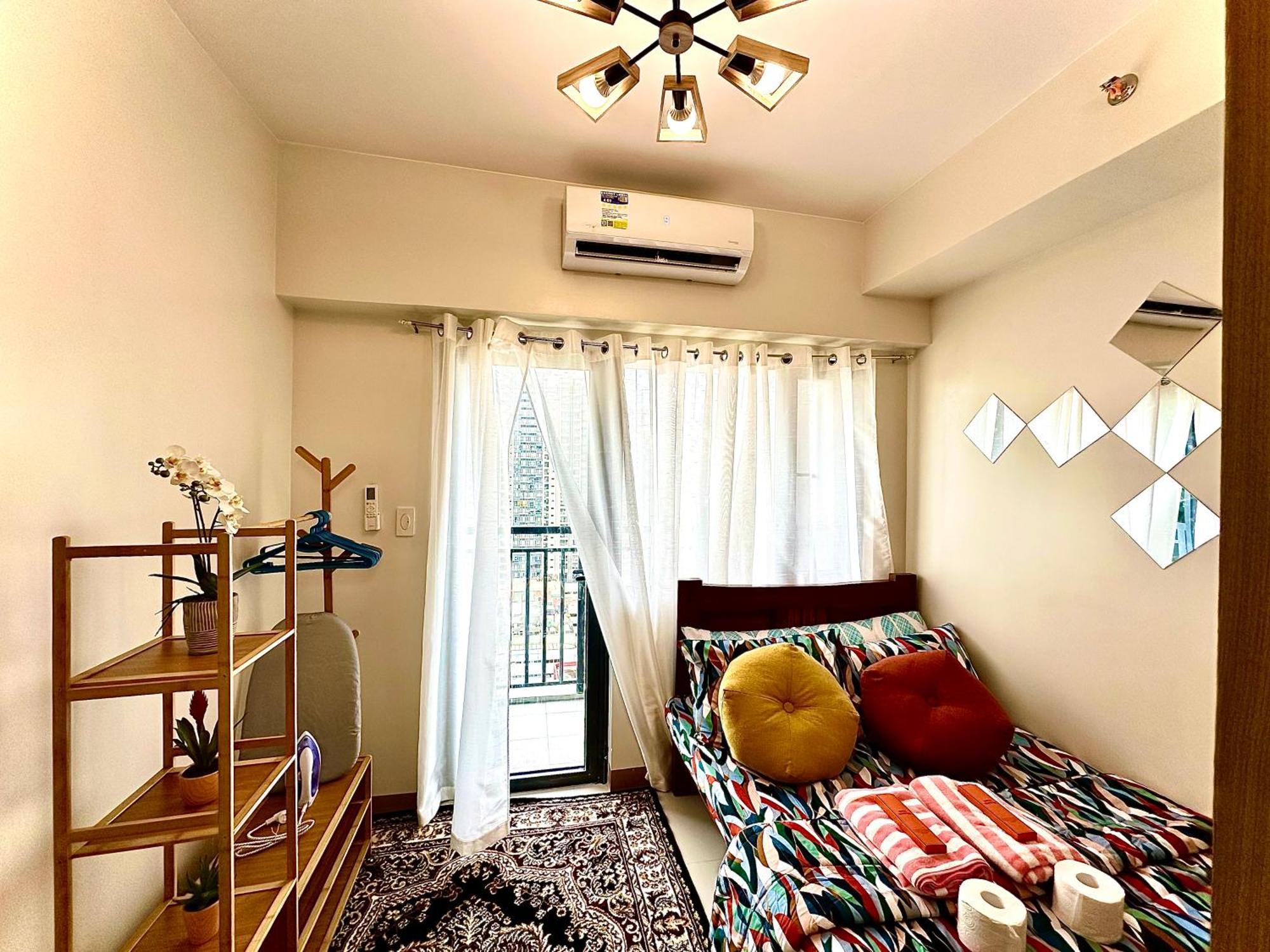 High Rise With Balcony, Pool, Grand Lobby,gym And Sky Garden 22f Apartment Manila