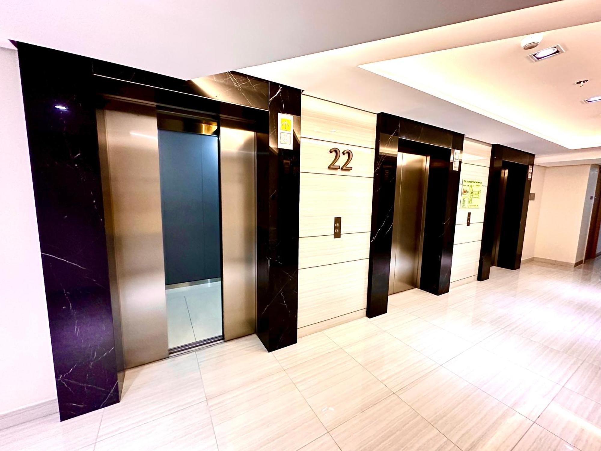 High Rise With Balcony, Pool, Grand Lobby,gym And Sky Garden 22f