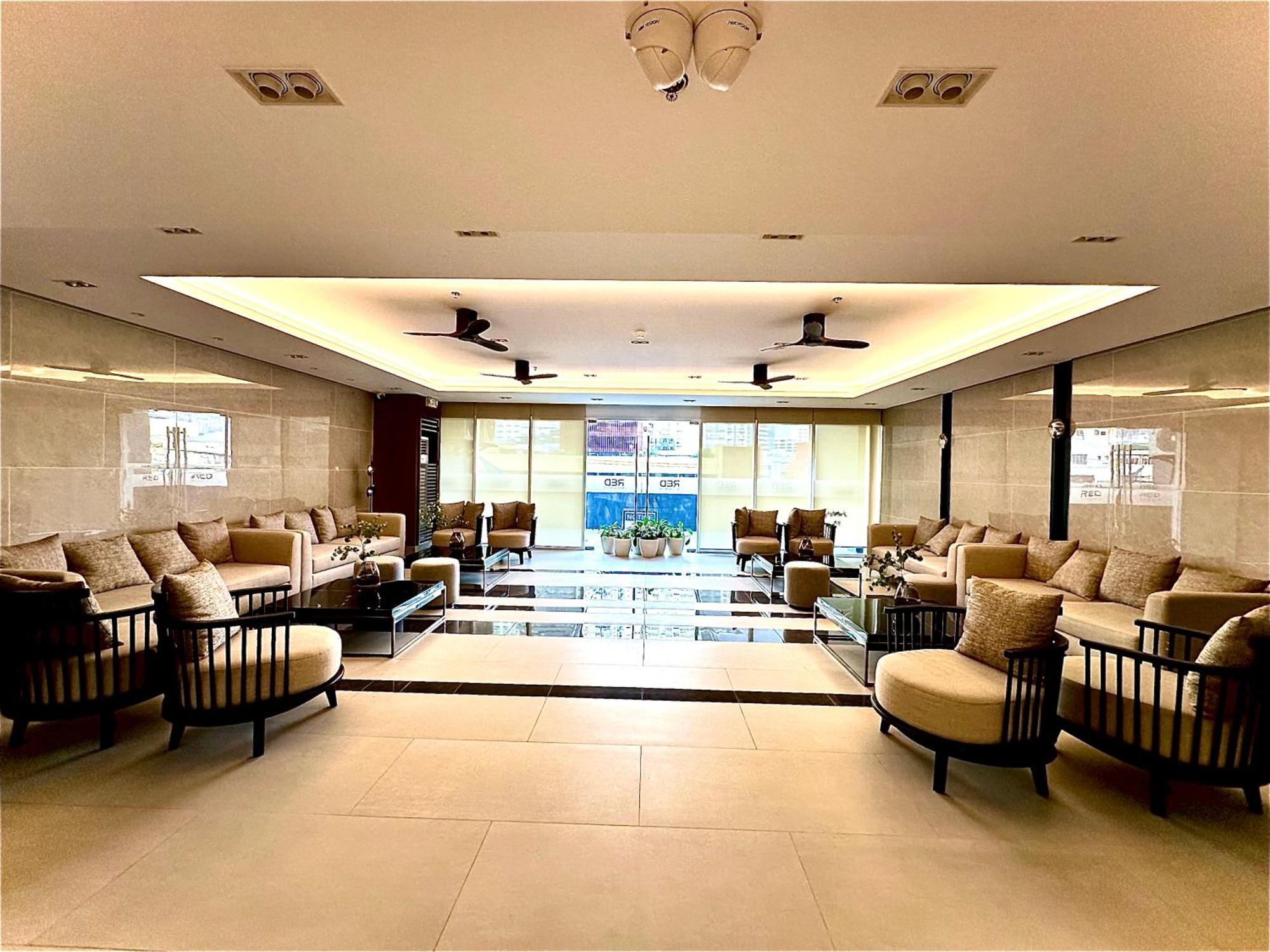 High Rise With Balcony, Pool, Grand Lobby,gym And Sky Garden 22f Apartment *