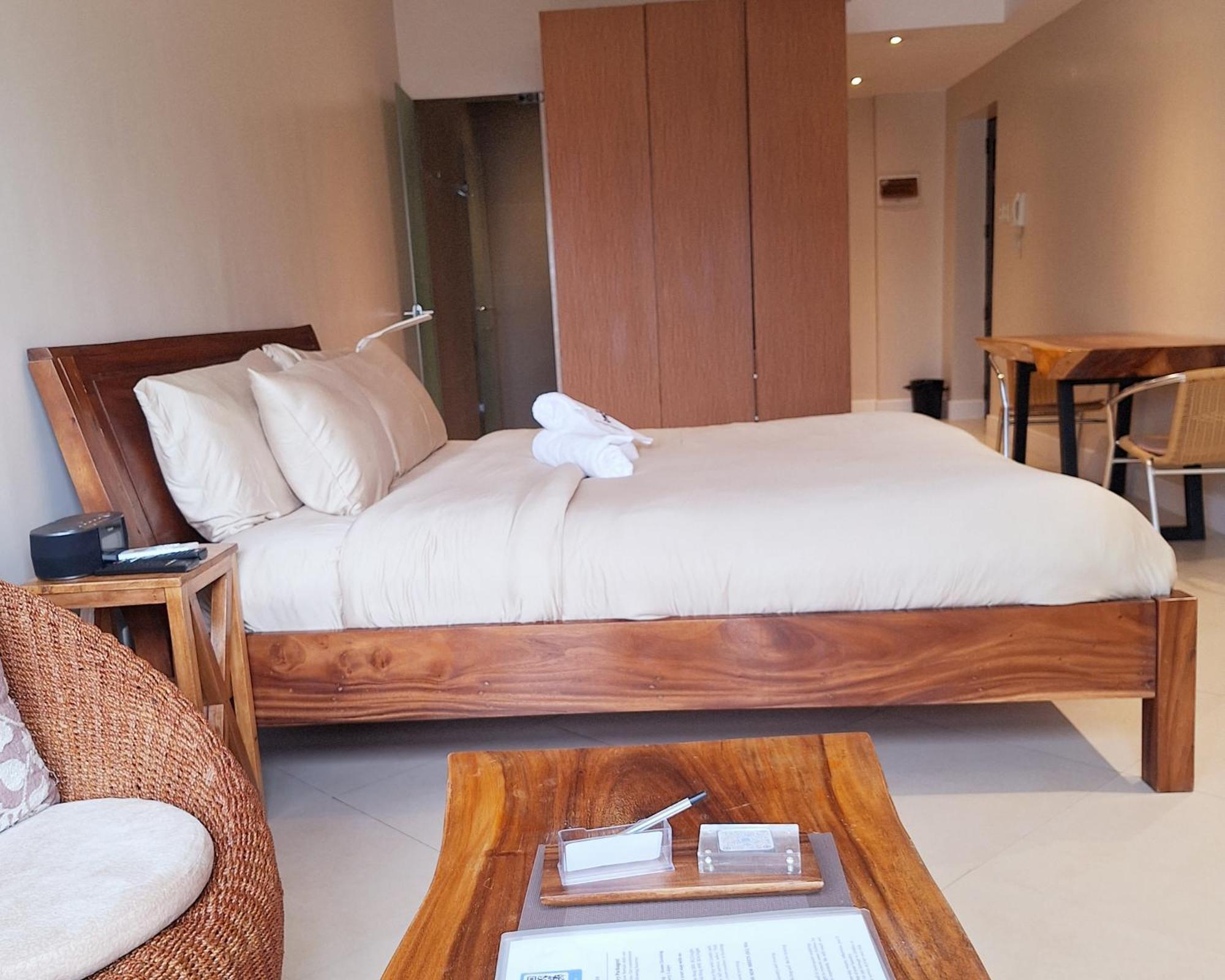 Apartamento Bayview Luxury Condos: Poolside Balcony Retreats