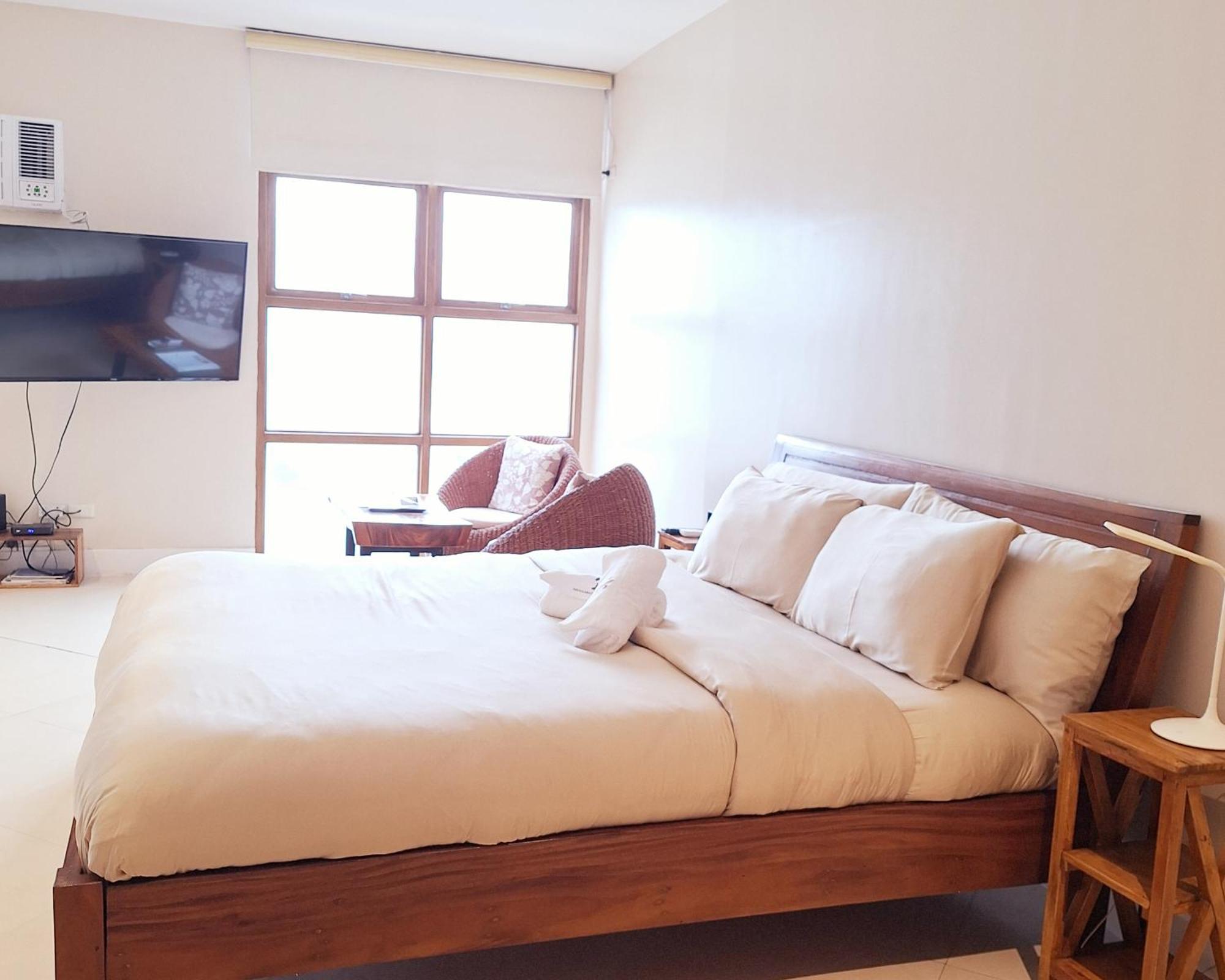 Bayview Luxury Condos: Poolside Balcony Retreats Apartment *