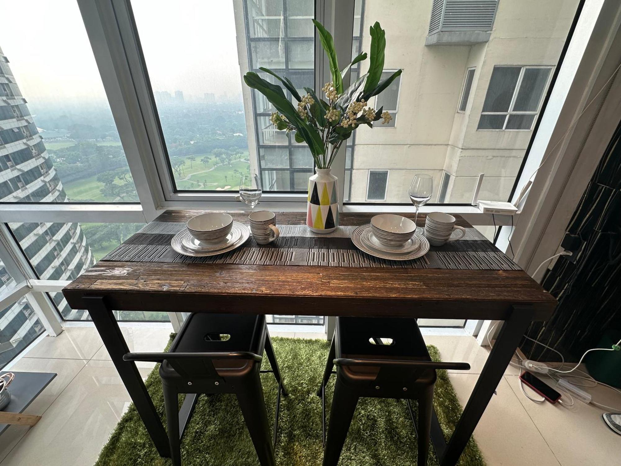 Modern Chic 2br With Panoramic Golf View In Bgc *