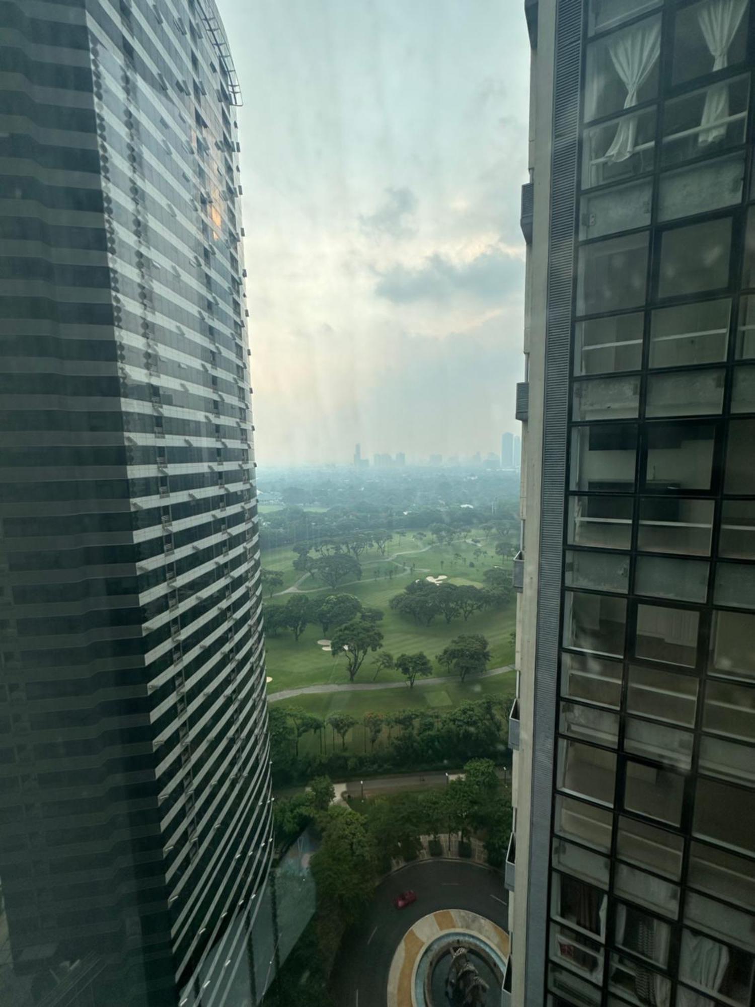 Modern Chic 2br With Panoramic Golf View In Bgc