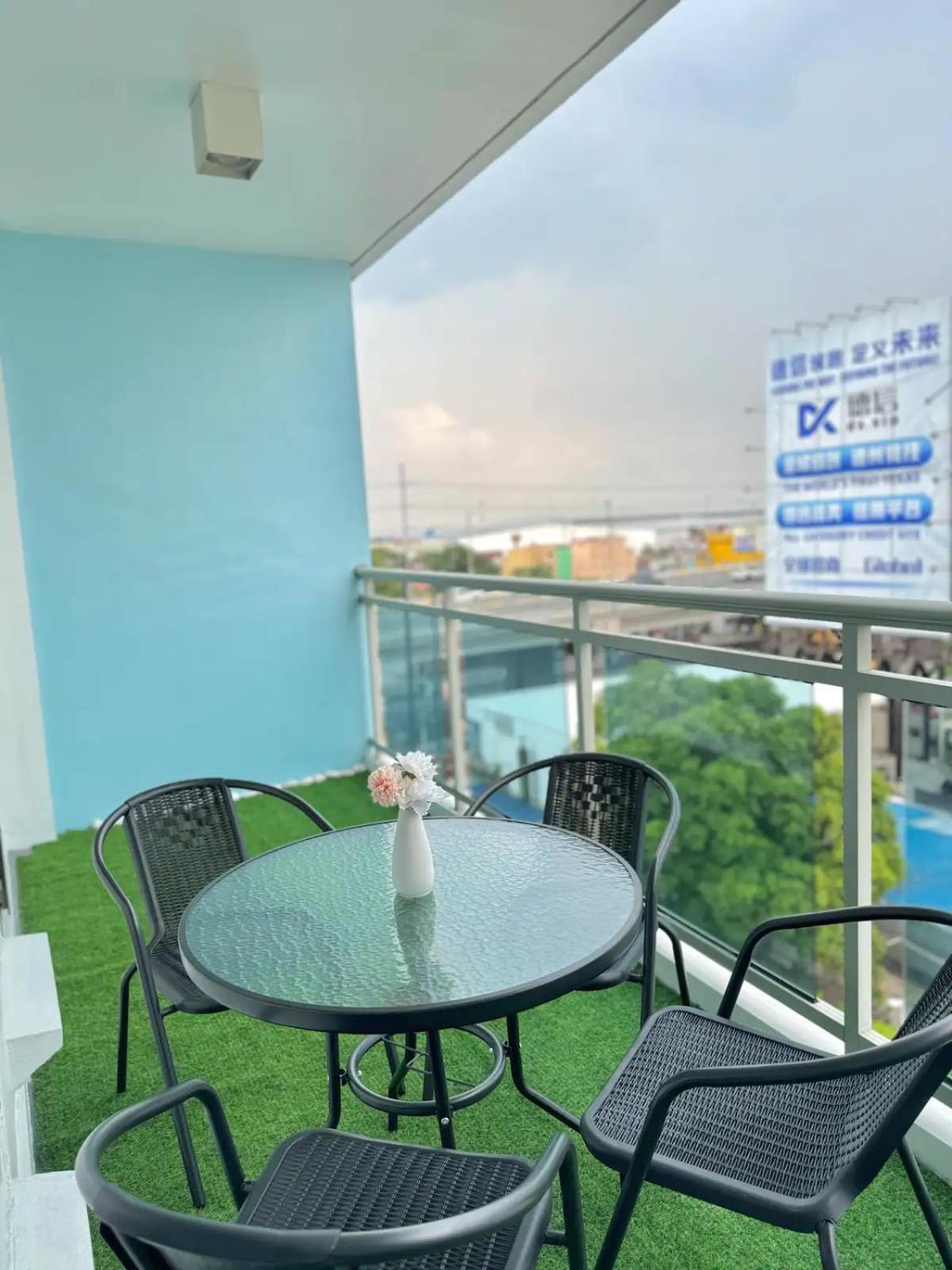 Quelson's Pad In Azure Beach Residences With Wave Pool Access *