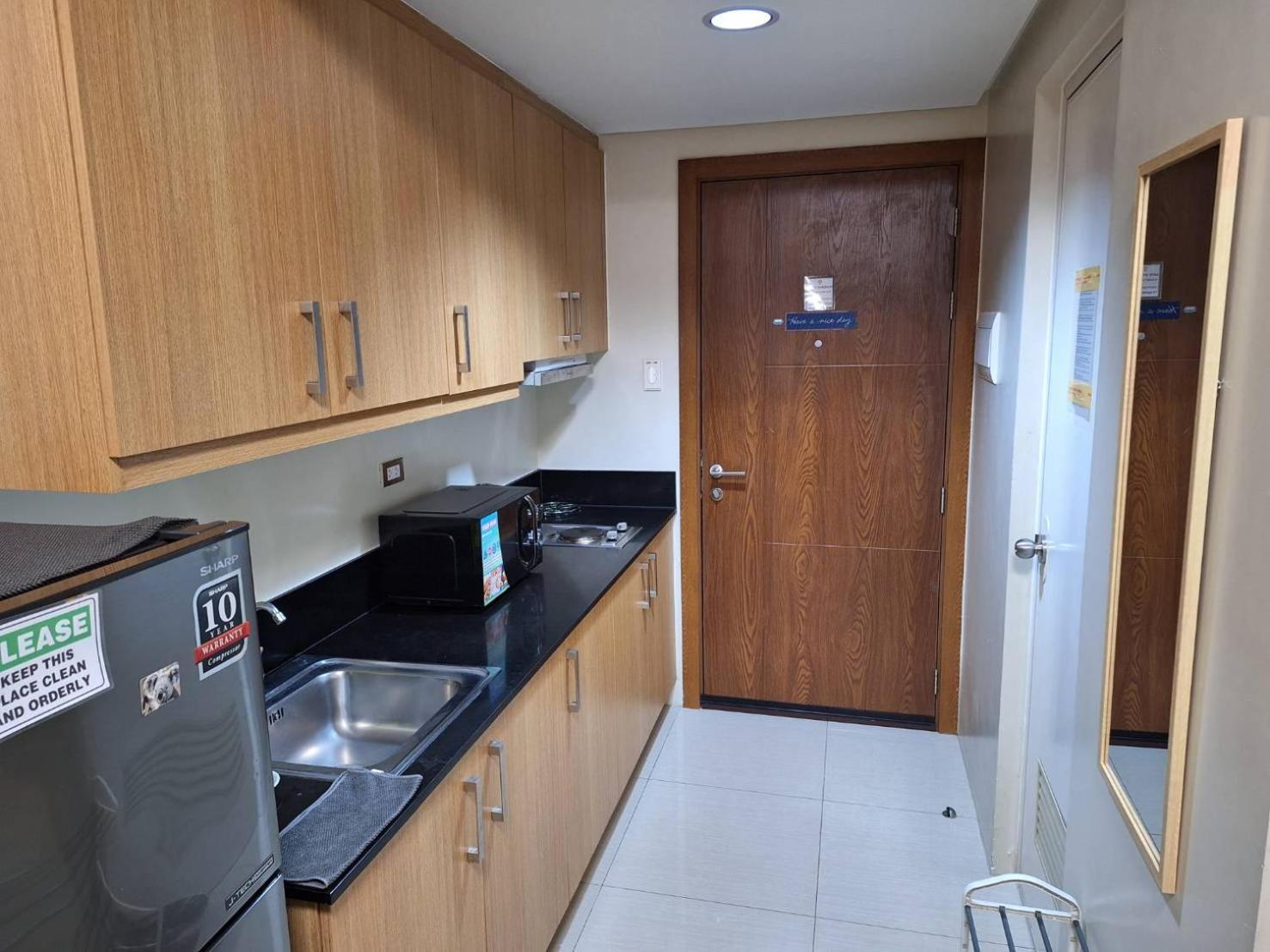Apartment Staycation At Shell Residences In Moa Complex