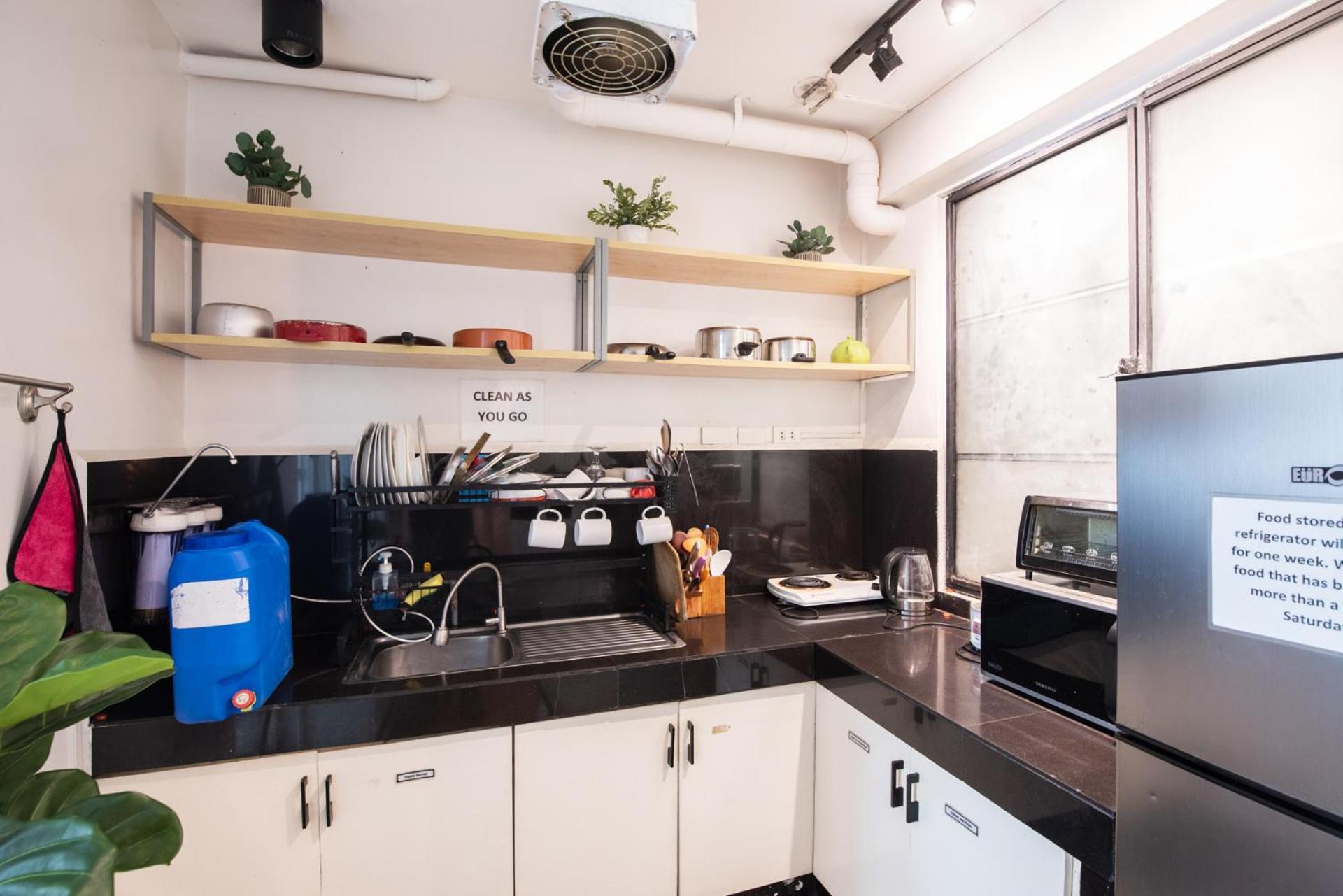Homey And Cozey Poblacion Makati S08 Homestay