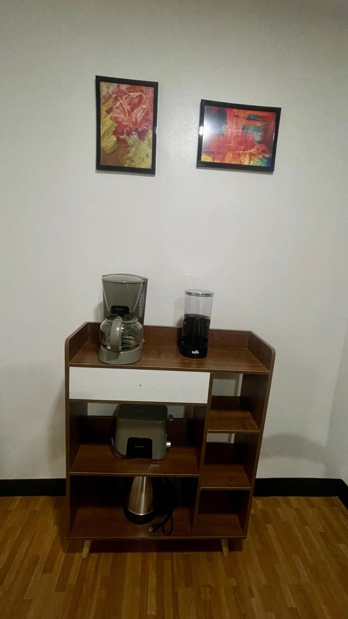 Group For 6 With 3 Bunk Beds, Kitchen, Wi-fi & Netflix, Near Mrt Boni * Manila