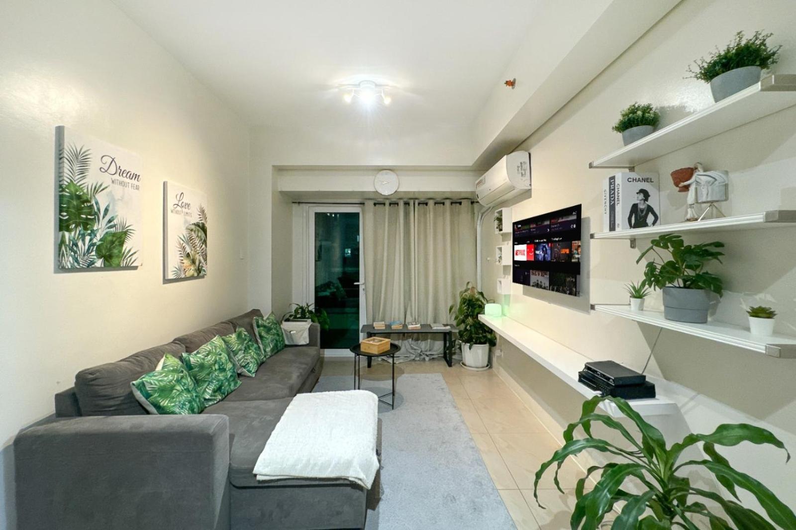 Apartment Family Size Staycation In Makati With New Year's Firework Balcony View Manila