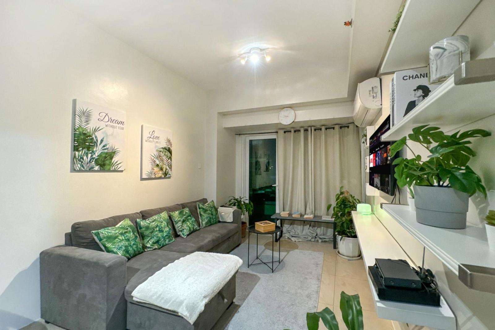 Apartment Family Size Staycation In Makati With New Year's Firework Balcony View Manila