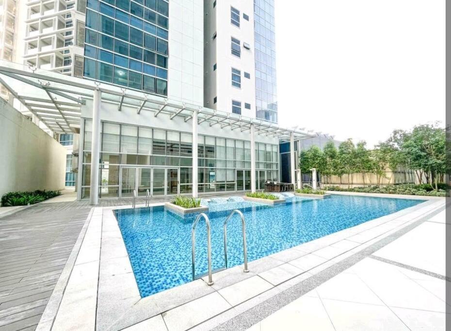 Apartment 3br Spacious In Uptown Bgc Near Uptown Mall *