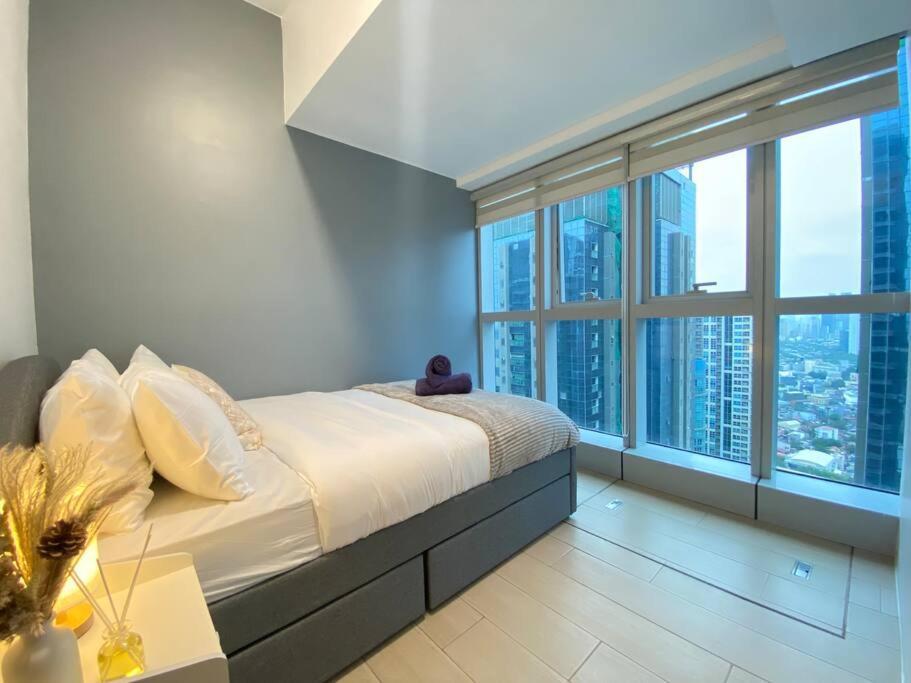 Apartment 3br Spacious In Uptown Bgc Near Uptown Mall Manila