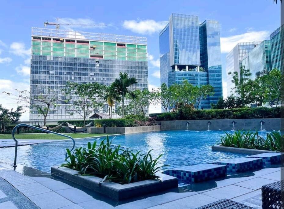 Apartment 3br Spacious In Uptown Bgc Near Uptown Mall *