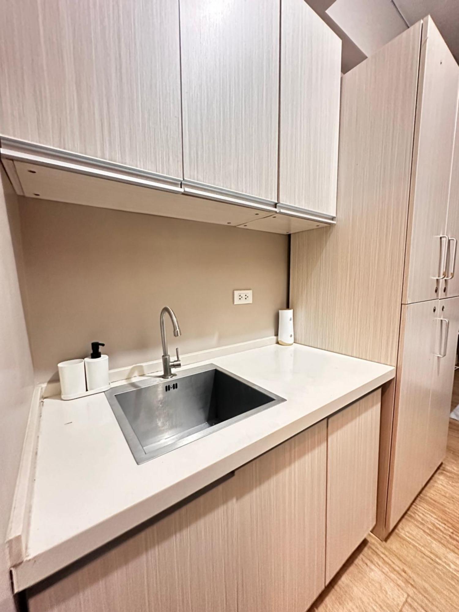 S&rs Place Space Taft Aparthotel Manila