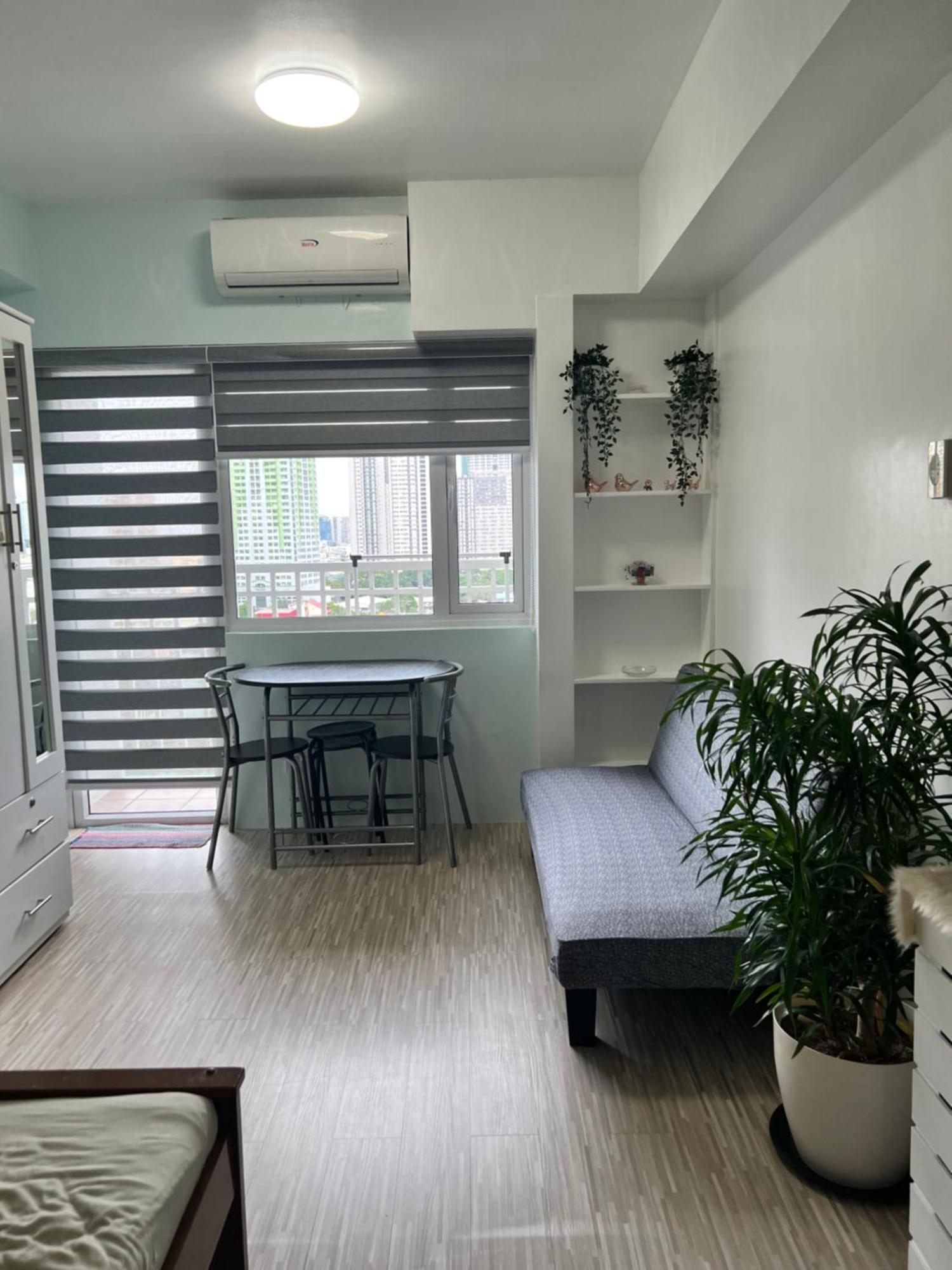 De Luxe, Standard And -the Breeze Residences-close To Airport,mall Of Asia, Us Embassy Manila