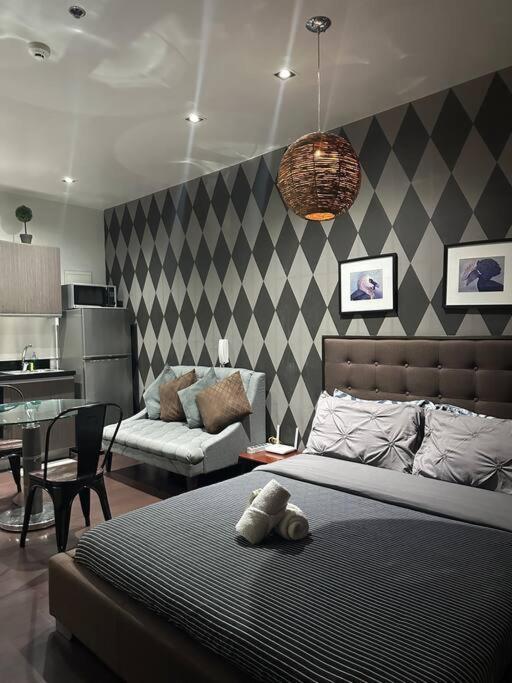 Penthouse Highspeed Wi Fi Smart Tv Pool Gym * Manila
