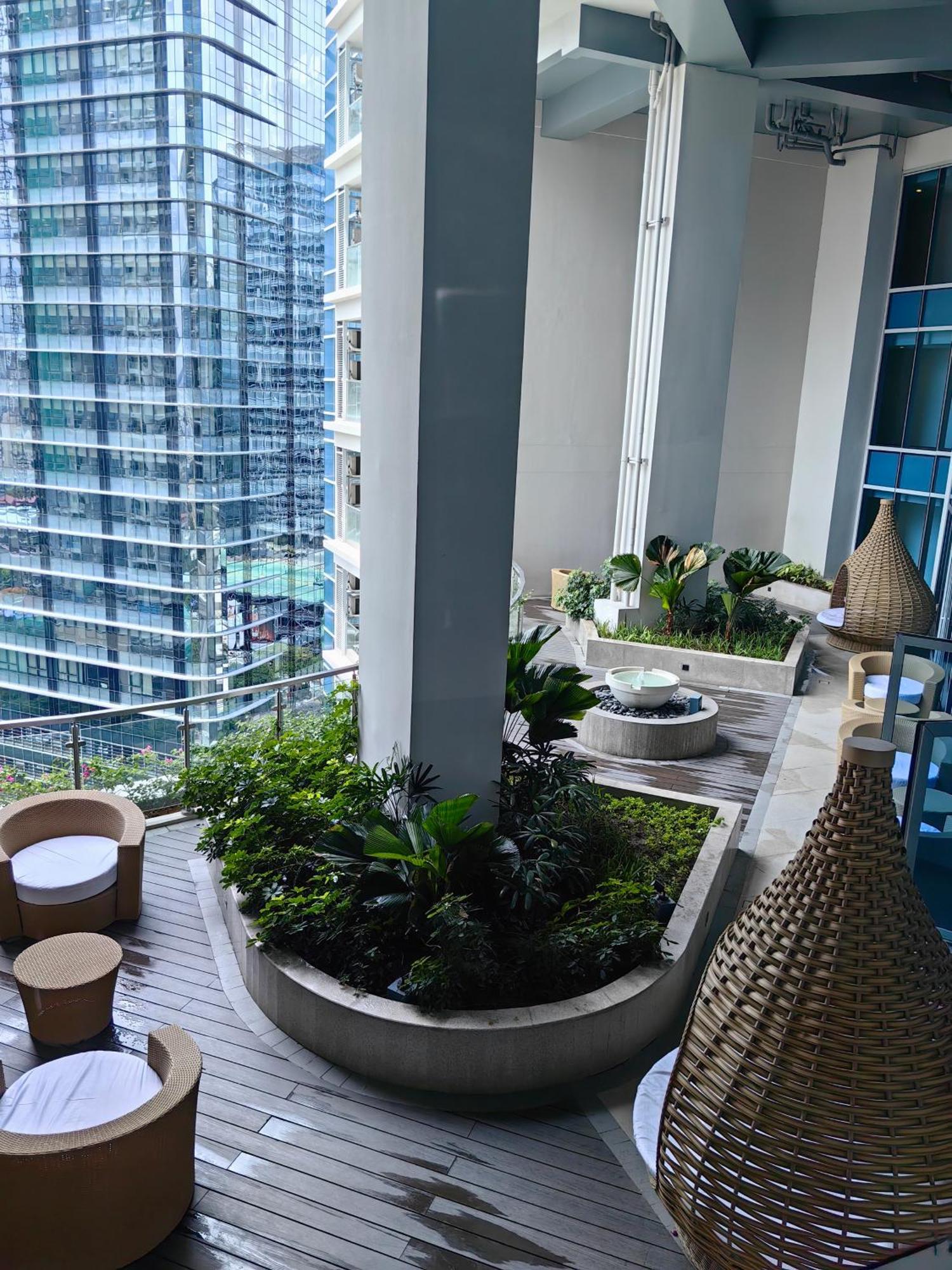 Cozy 1br With Balcony And Netflix In Uptown Bgc Apartment