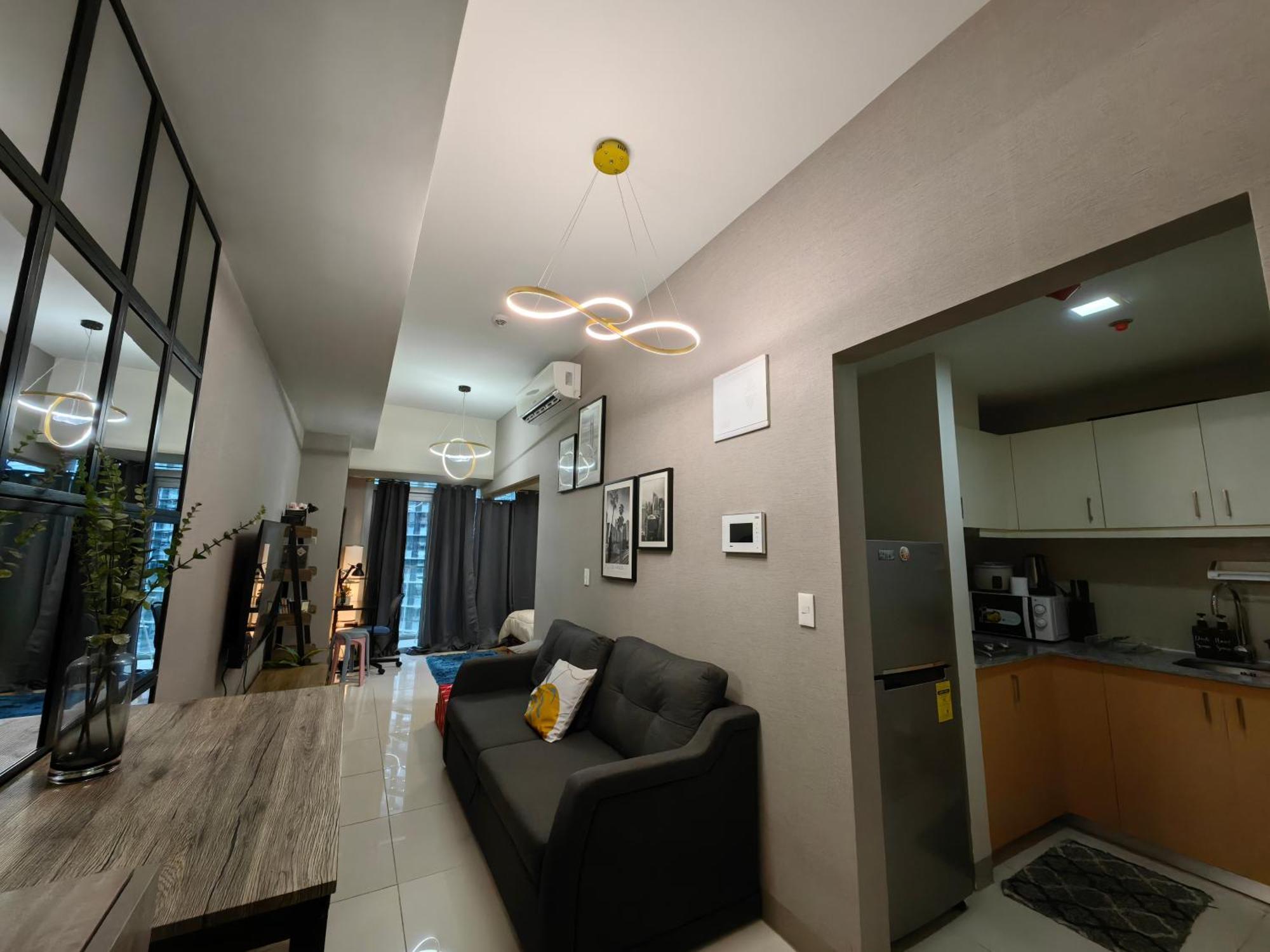 Cozy 1br With Balcony And Netflix In Uptown Bgc Apartment *