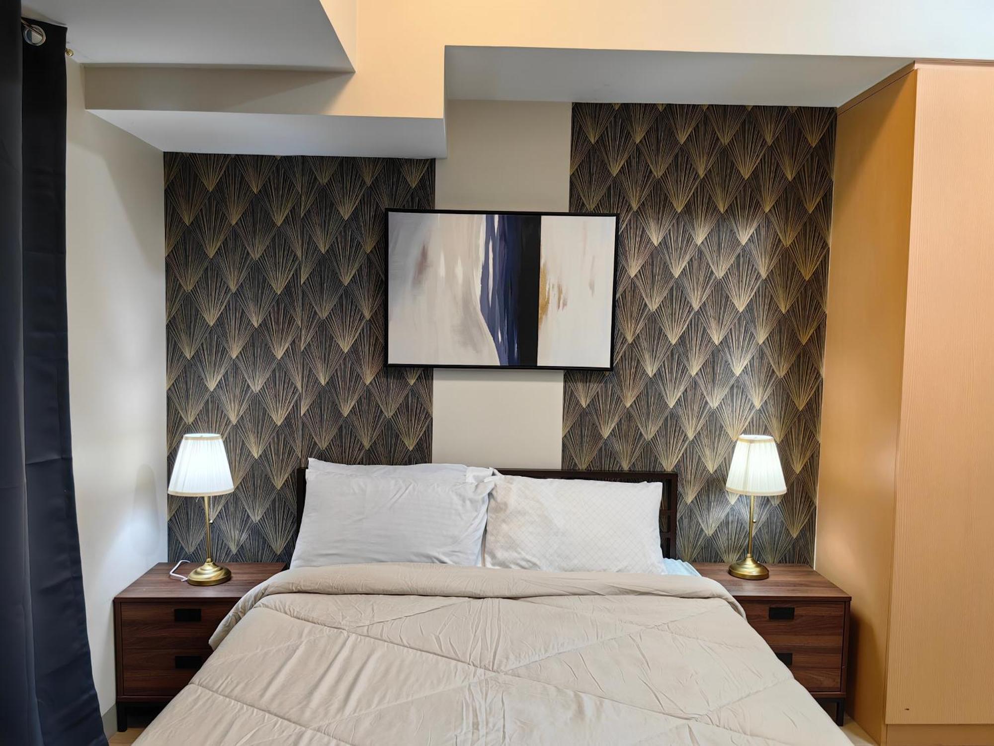 Apartment Cozy 1br With Balcony And Netflix In Uptown Bgc *