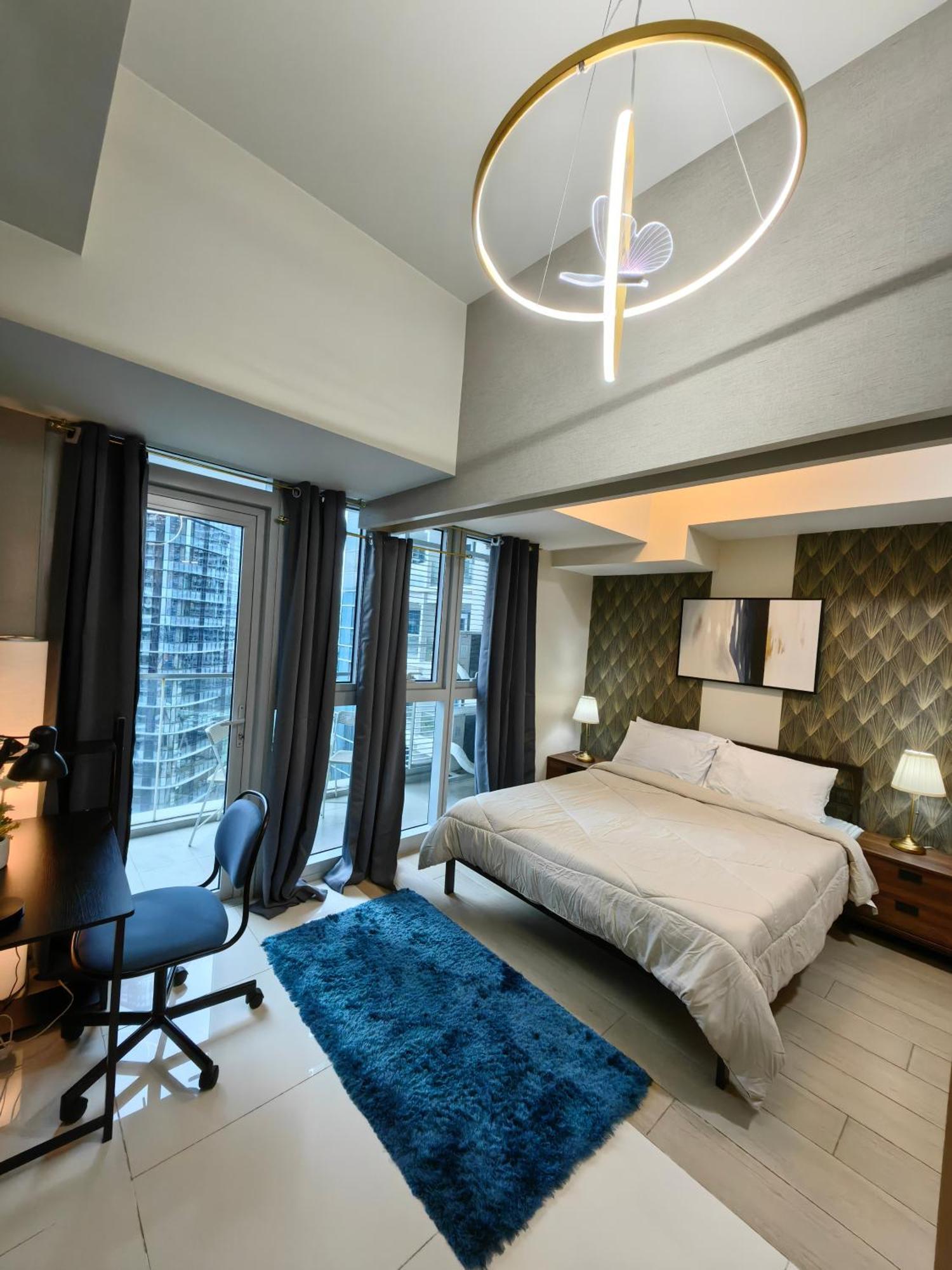 Cozy 1br With Balcony And Netflix In Uptown Bgc Manila