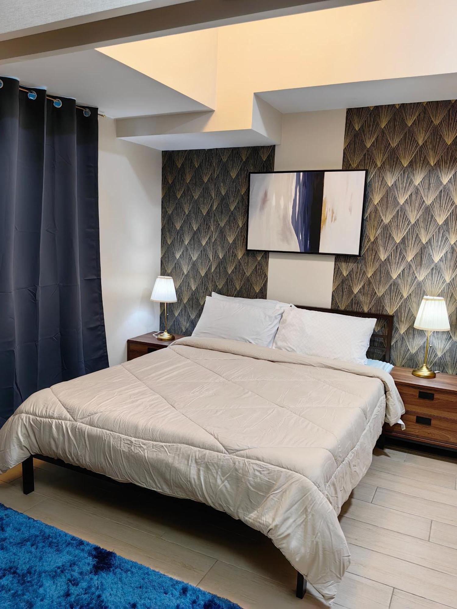 Cozy 1br With Balcony And Netflix In Uptown Bgc