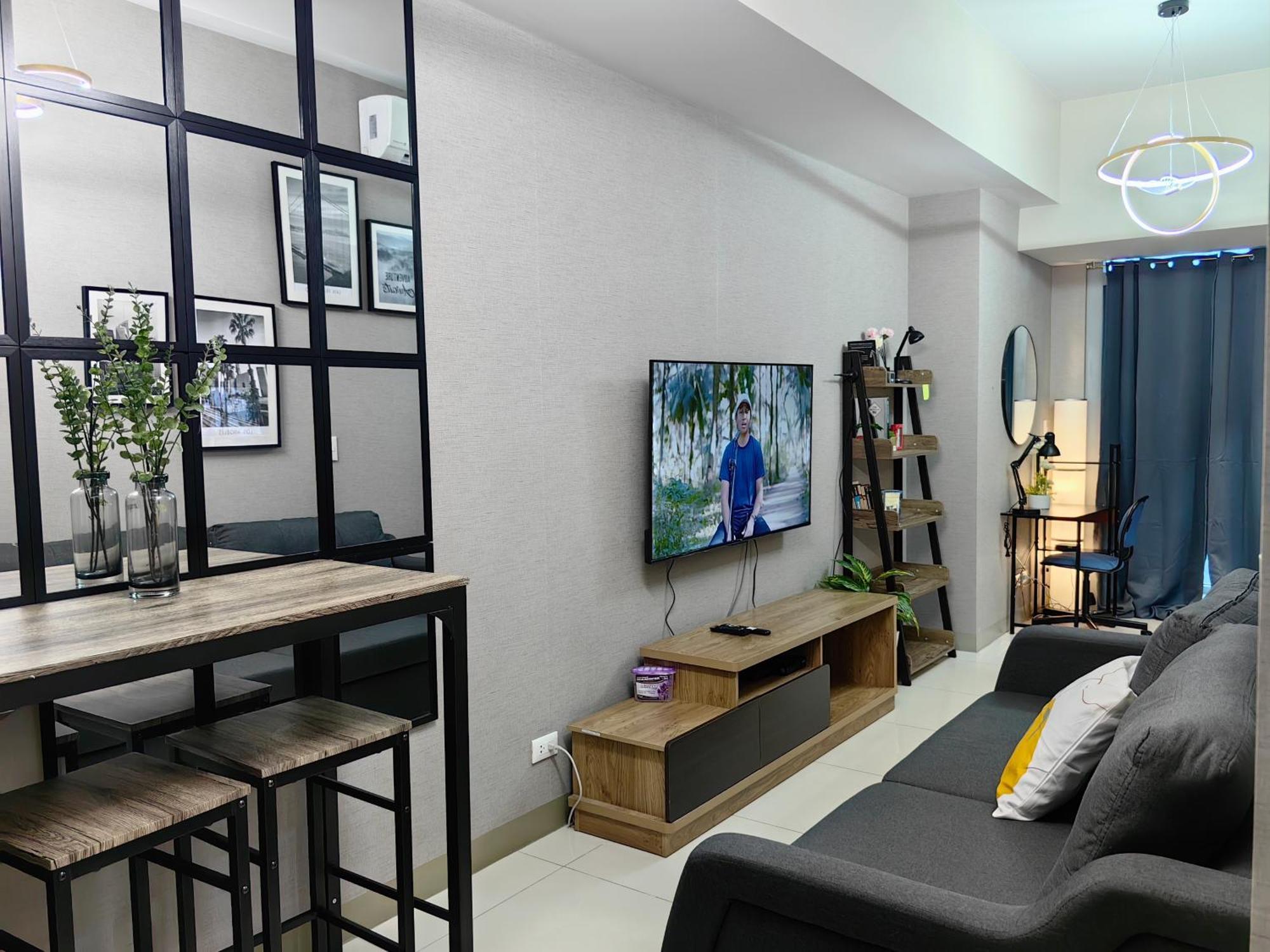 Cozy 1br With Balcony And Netflix In Uptown Bgc Apartment *