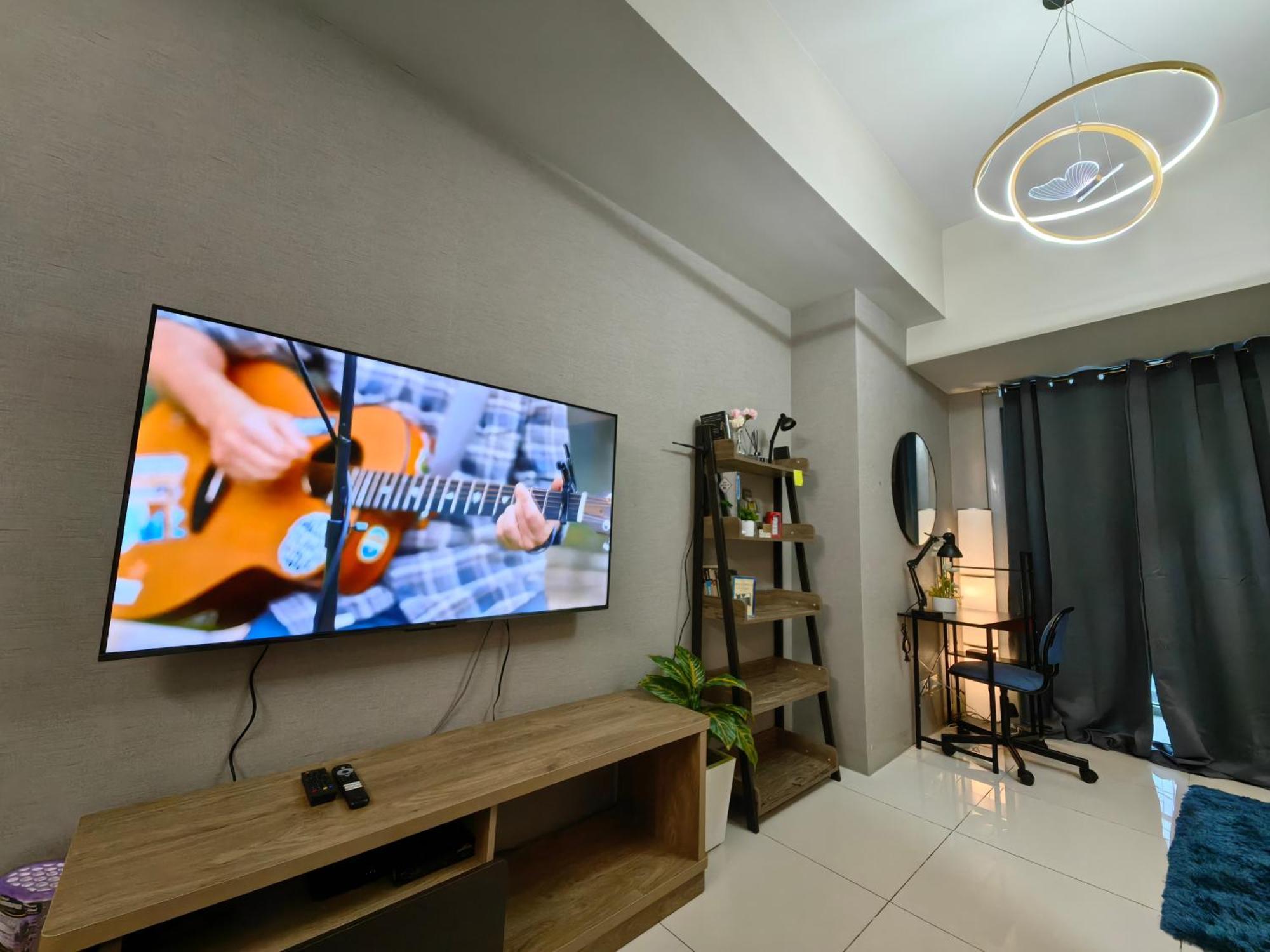 Cozy 1br With Balcony And Netflix In Uptown Bgc