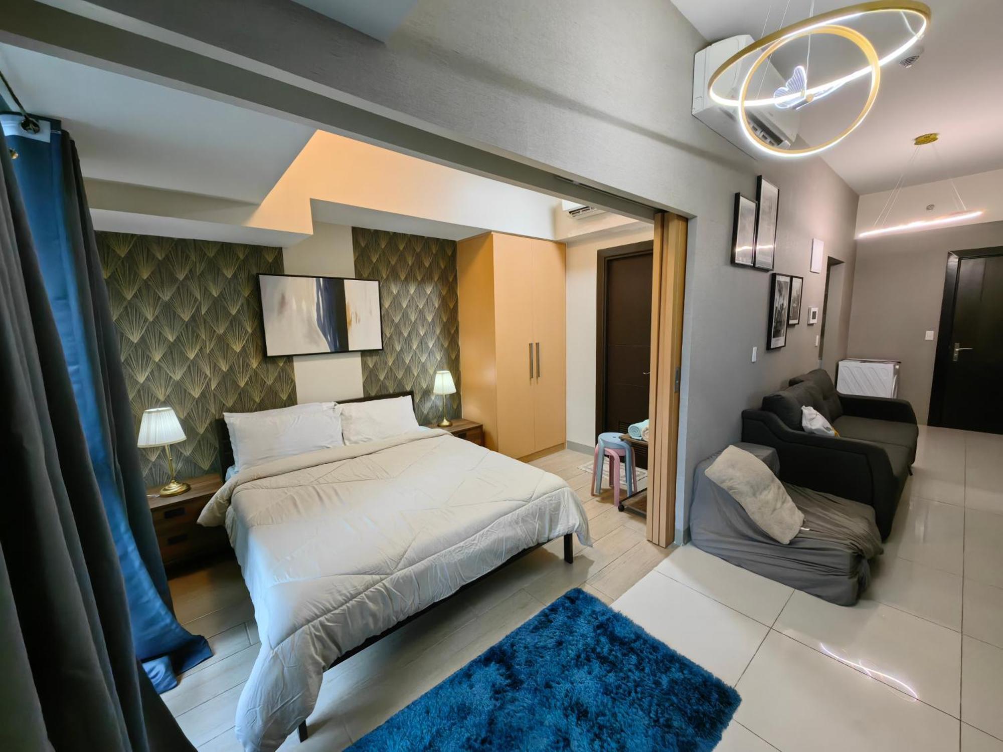 Cozy 1br With Balcony And Netflix In Uptown Bgc Apartment