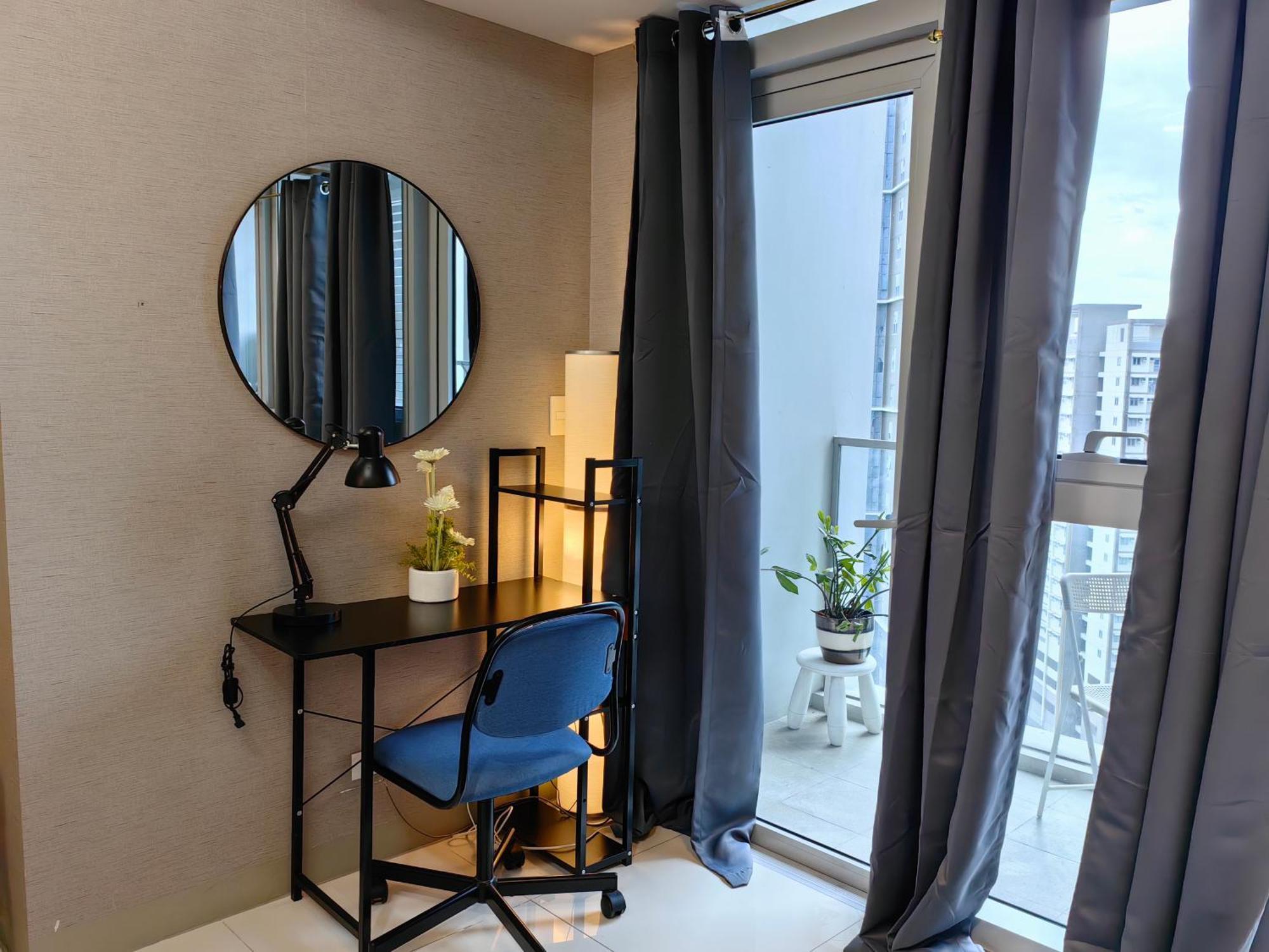 Apartment Cozy 1br With Balcony And Netflix In Uptown Bgc