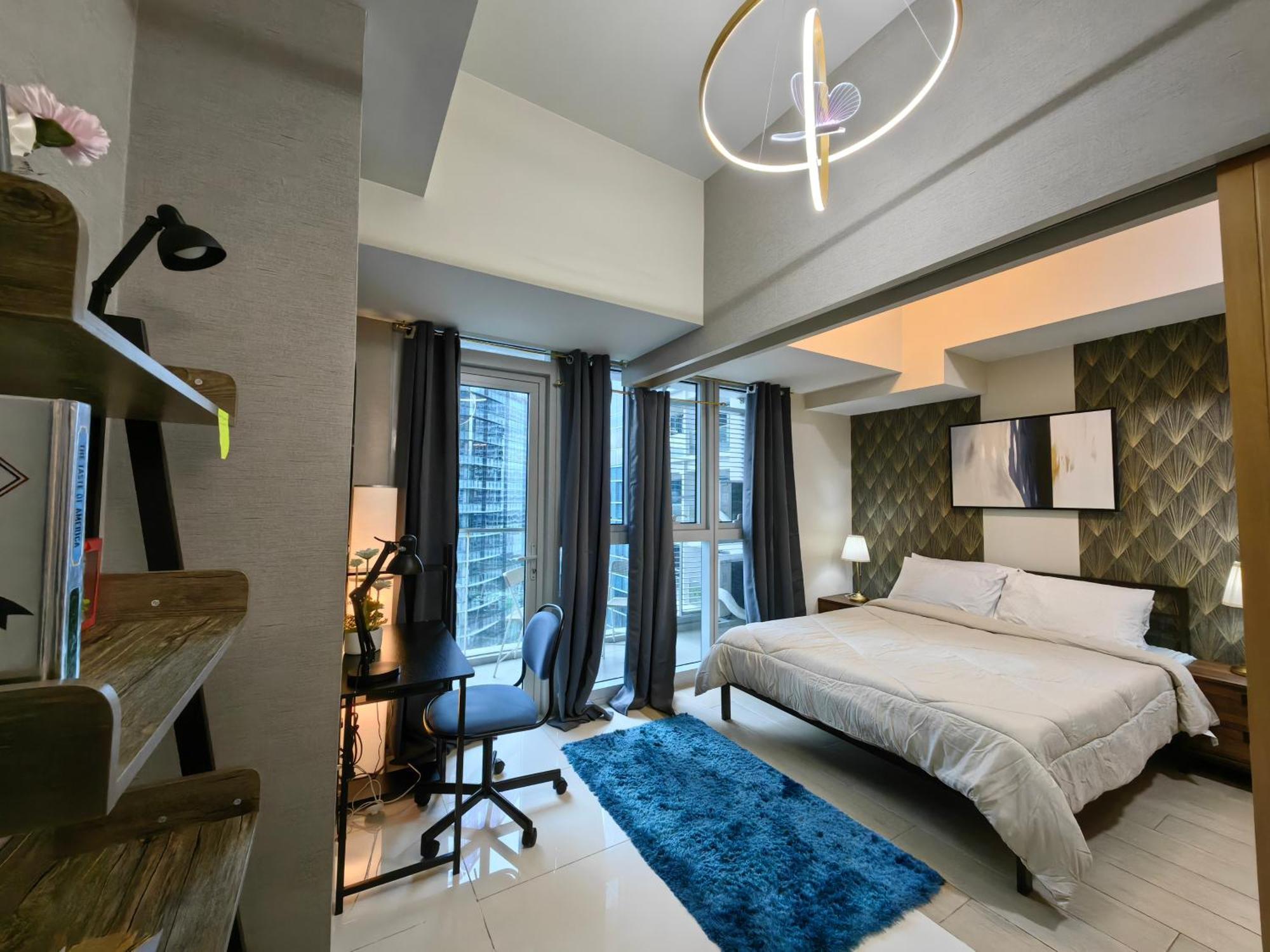 Cozy 1br With Balcony And Netflix In Uptown Bgc