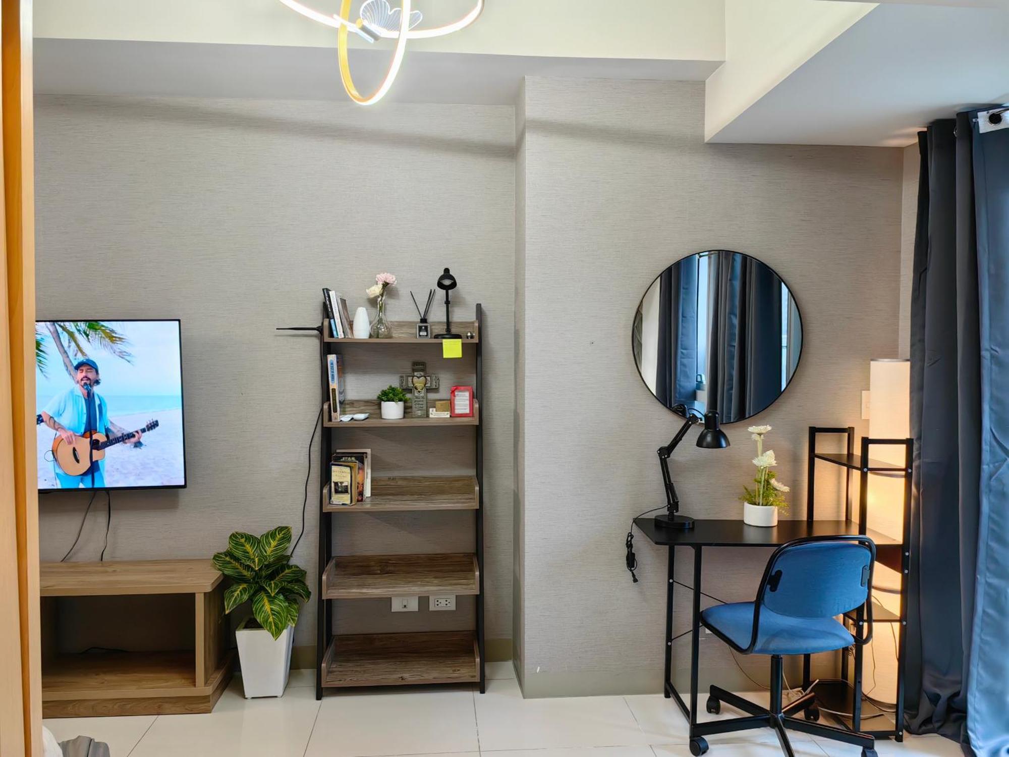 Cozy 1br With Balcony And Netflix In Uptown Bgc *