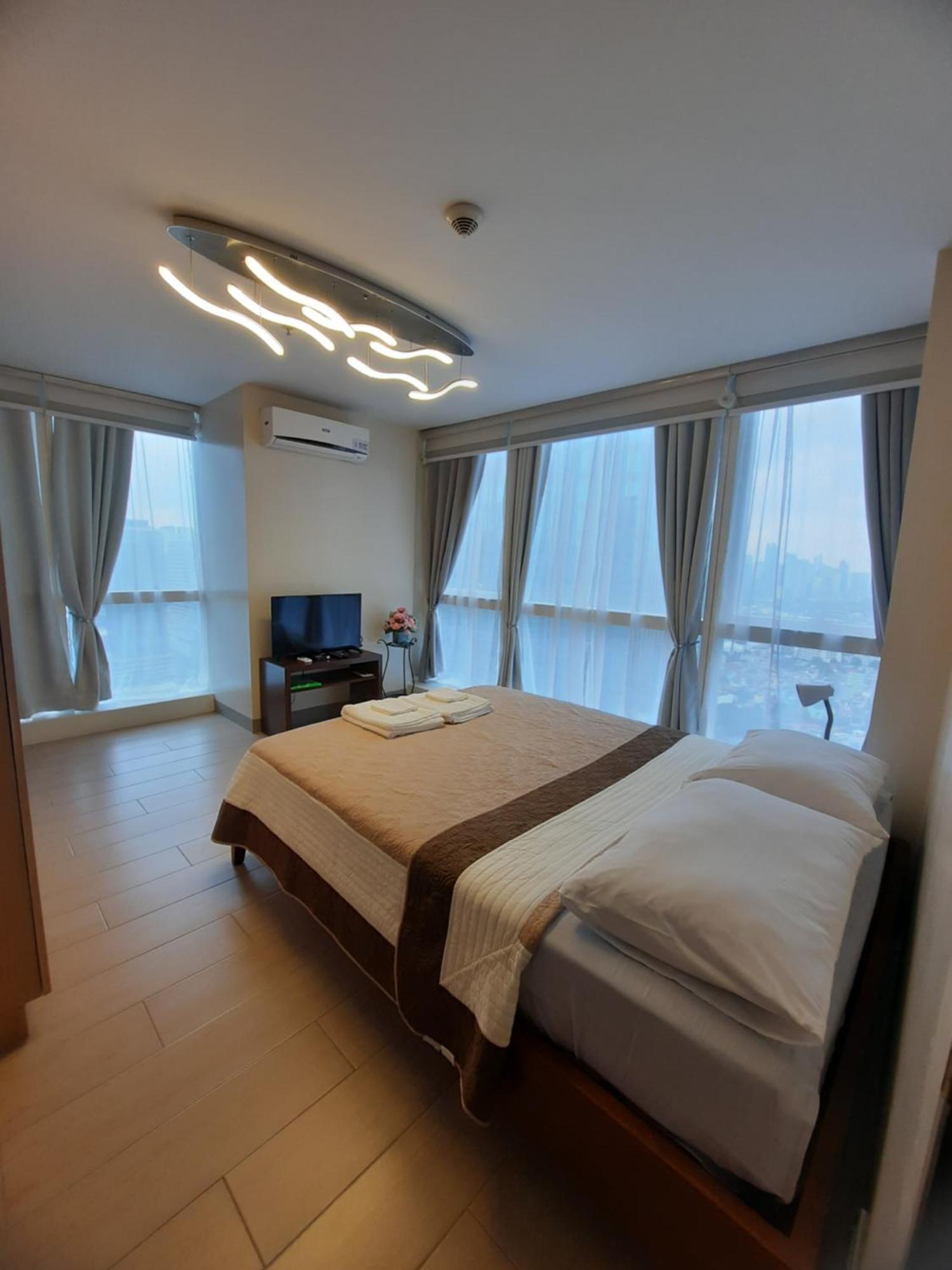 Bonifacio Global One Uptown Residence-2 Bedroom *