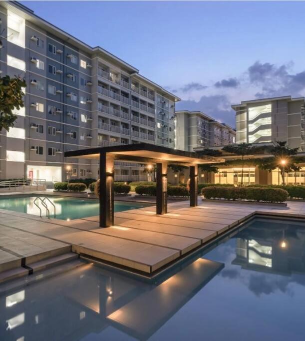 Banyan Trees At Trees Residences Manila