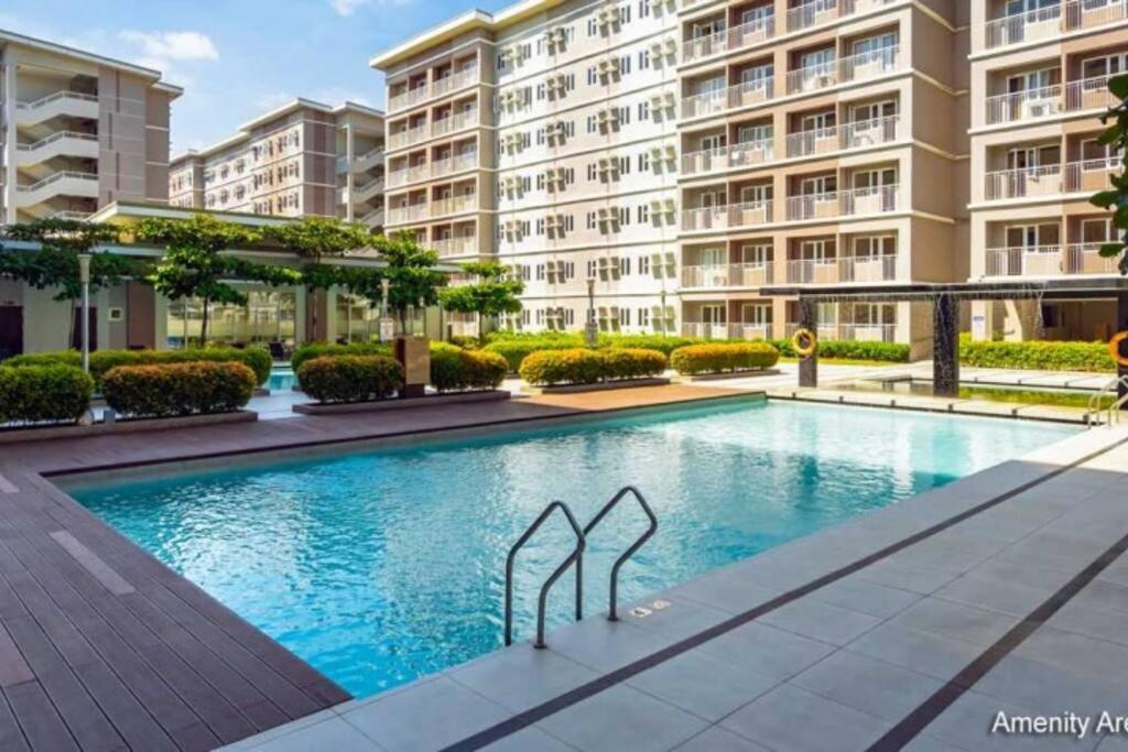 Banyan Trees At Trees Residences Apartment Manila
