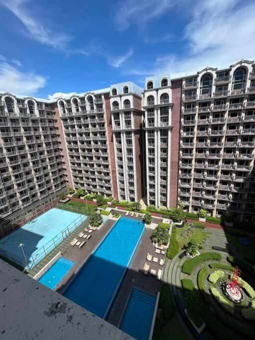 Apartment Cozy 1-br Retreat Near Moa Pool View Manila
