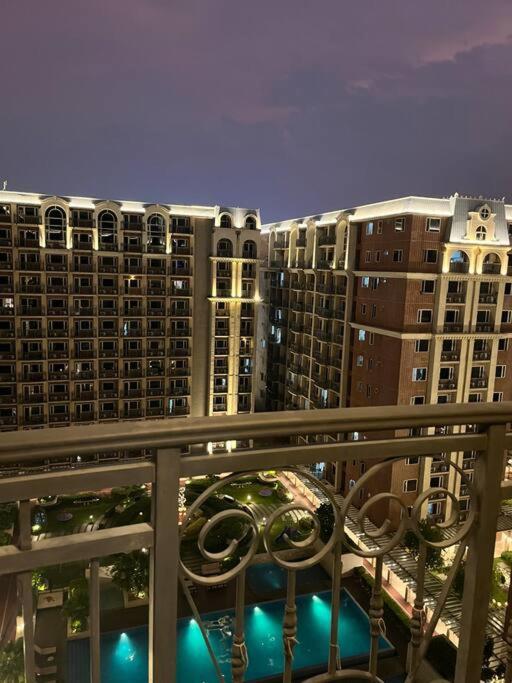 Apartment Cozy 1-br Retreat Near Moa Pool View Manila