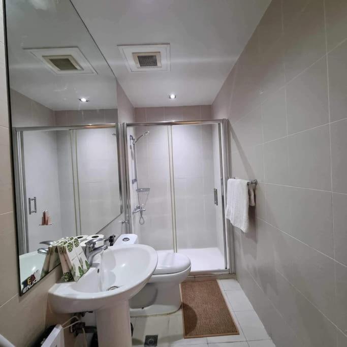 Cozy Two Bedroom Flat In The Gramercy Residences *