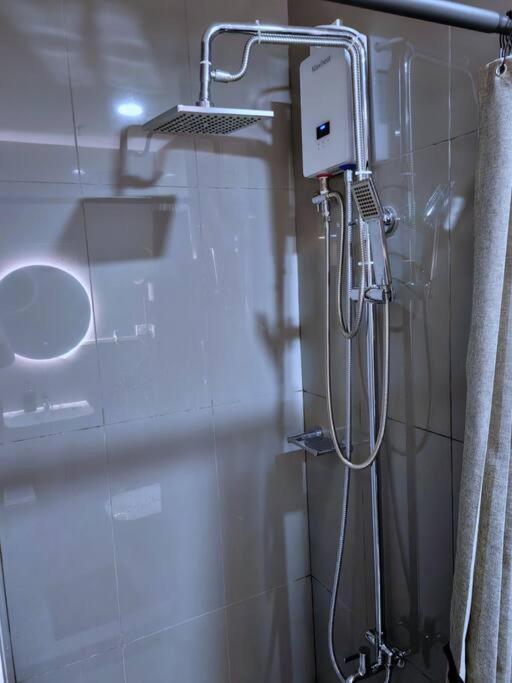 1br Free Parking With Balcony Near Rcbc, Trident, Mmc *