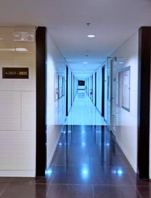 1br Free Parking With Balcony Near Rcbc, Trident, Mmc Apartment