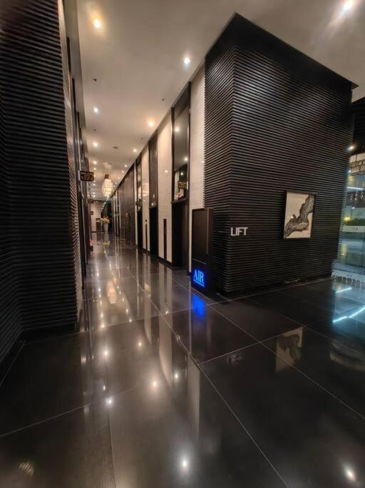 1br Free Parking With Balcony Near Rcbc, Trident, Mmc