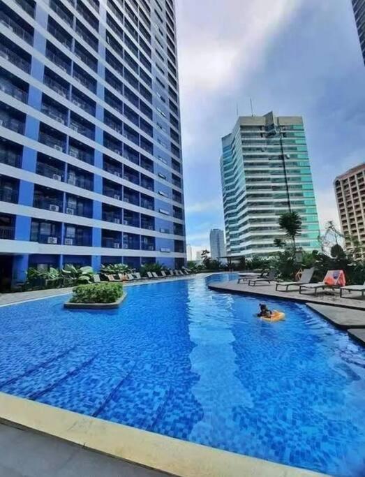 Apartment 1br Free Parking With Balcony Near Rcbc, Trident, Mmc Manila