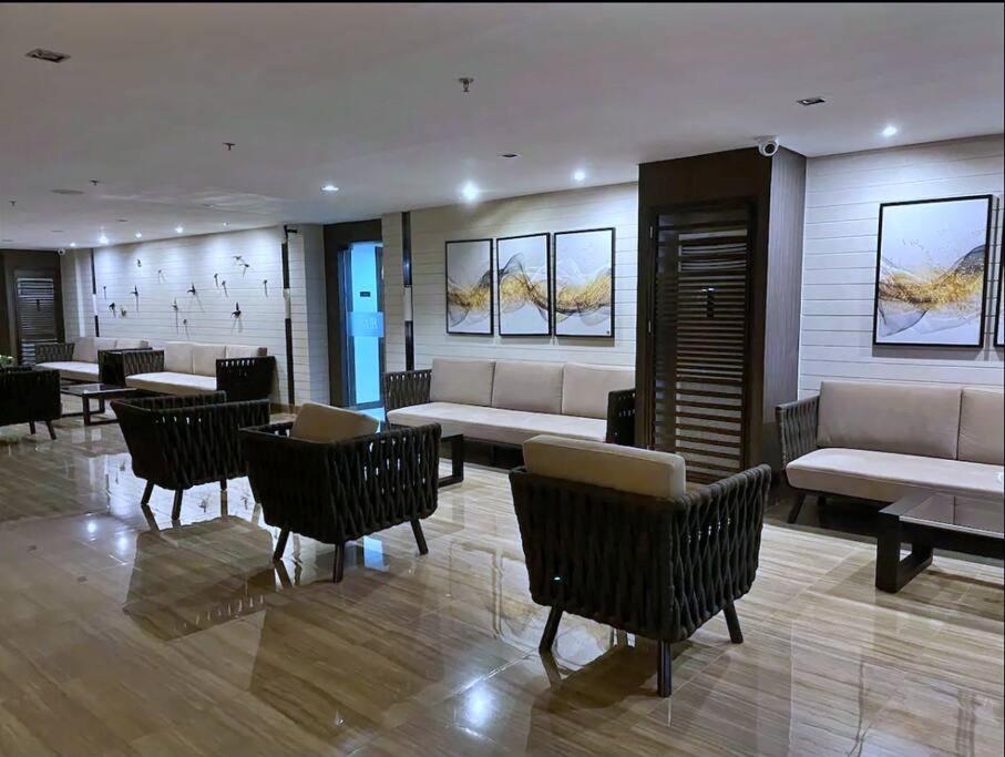 1br Free Parking With Balcony Near Rcbc, Trident, Mmc Apartment