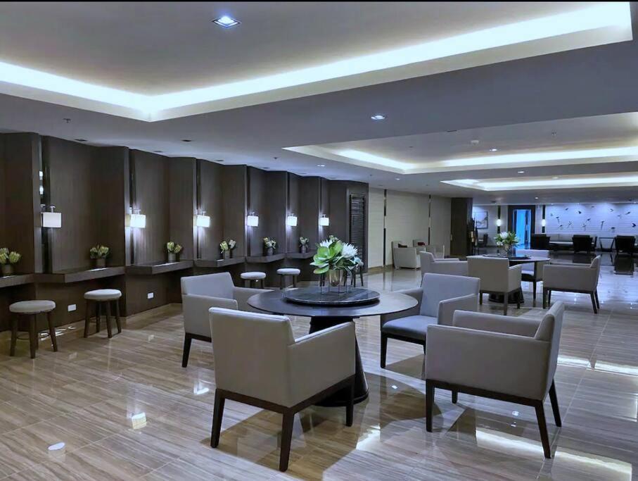 1br Free Parking With Balcony Near Rcbc, Trident, Mmc Apartment *