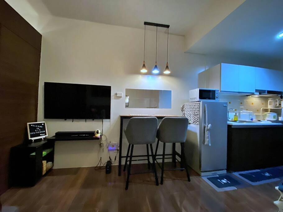 Apartment 1br Free Parking With Balcony Near Rcbc, Trident, Mmc *