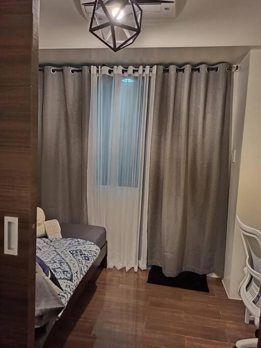 1br Free Parking With Balcony Near Rcbc, Trident, Mmc