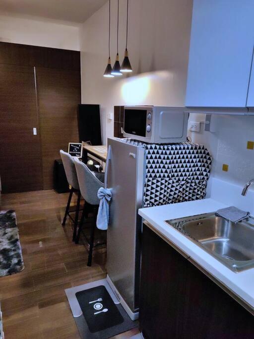 1br Free Parking With Balcony Near Rcbc, Trident, Mmc Apartment