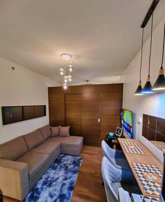1br Free Parking With Balcony Near Rcbc, Trident, Mmc *